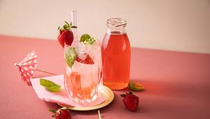 Erdbeer-Basilikum-Sirup mit Crushed Ice und Tonic Water