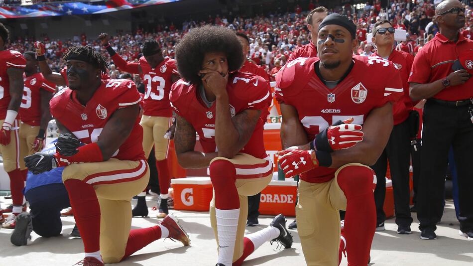 Eli Harold, Colin Kaepernick und Eric Reid protestieren während der Nationalhymne