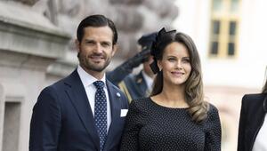 Prinz Carl Philip in dunklem Anzug mit Prinzessin Sofia im schwarzen Punktekleid