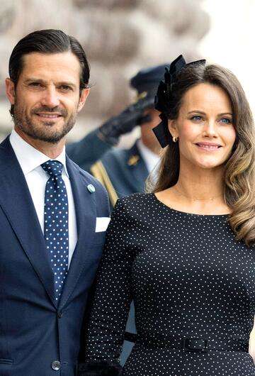 Prinz Carl Philip in dunklem Anzug mit Prinzessin Sofia im schwarzen Punktekleid