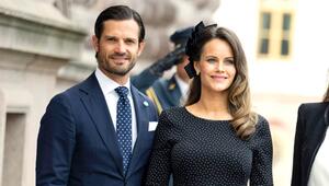 Prinz Carl Philip in dunklem Anzug mit Prinzessin Sofia im schwarzen Punktekleid