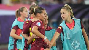 Carlotta Wamser (Mitte) wird von DFB-Kapitänin Giulia Gwinn (R) getröstet.