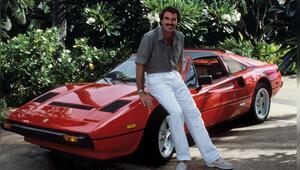 Tom Selleck in seiner Paraderolle in "Magnum" vor seinem ikonischem Ferrari 308 GTS.