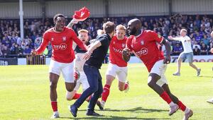 Die Spieler von York City bejubeln den späten Treffer zum Ausgleich.