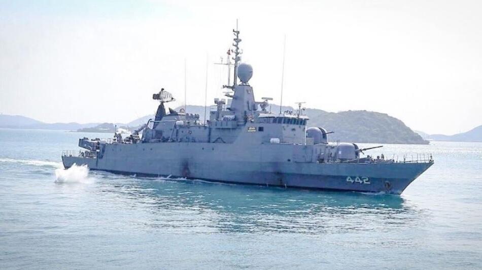 Das Schiff "HTMS Sukhothai" ist auf hoher See.