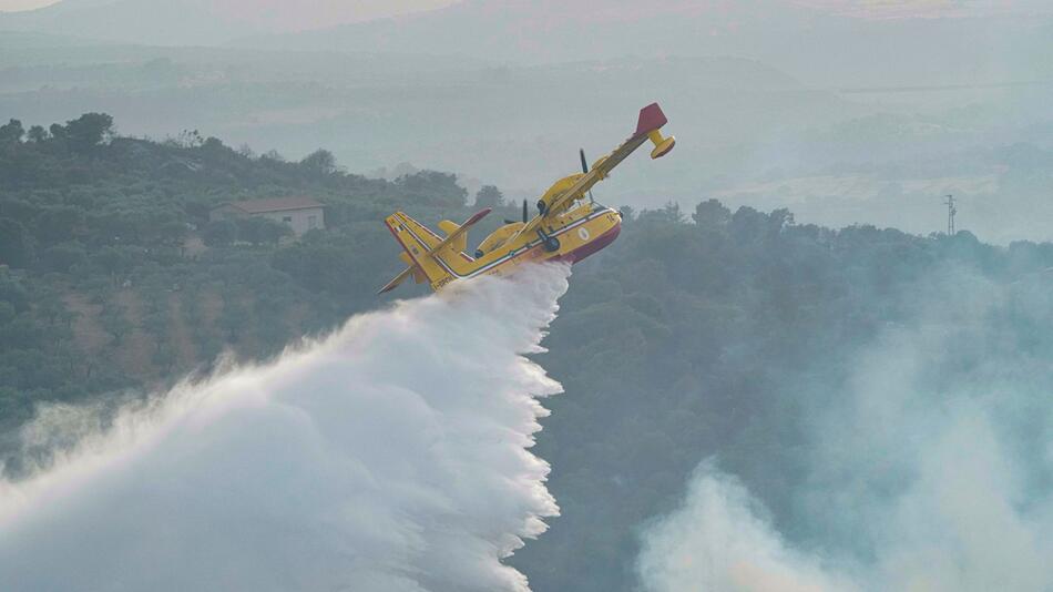 Löschflugzeug im Einsatz