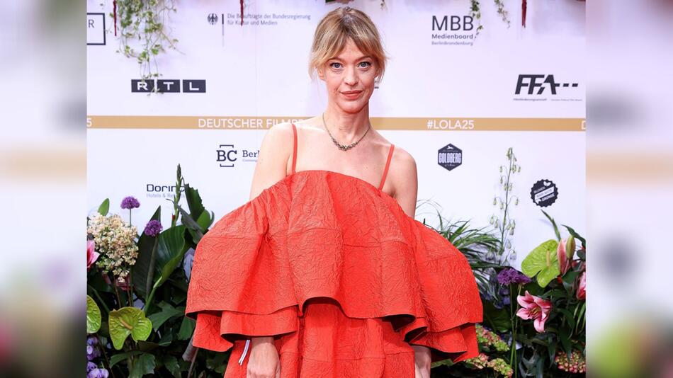 Auch Heike Makatsch trug beim Deutschen Filmpreis ein Statement-Kleid, das mit seinen ...