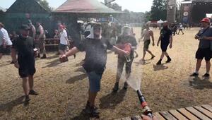 Pool und Eisbeutel: Metalfans trotzen bei Wacken der Hitze