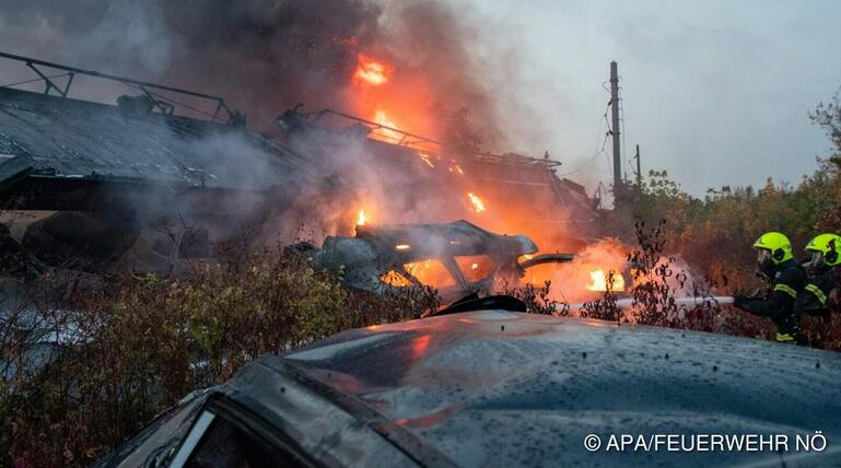 Güterwagen und Autos wurden durch Flammen zerstört