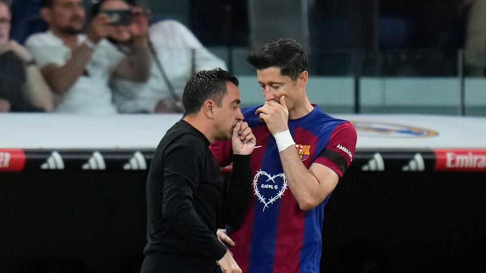 Xavi Hernández mit Robert Lewandowski