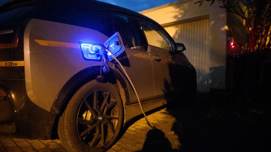E-Auto lädt an einer Wallbox an einem Einfamilienhaus