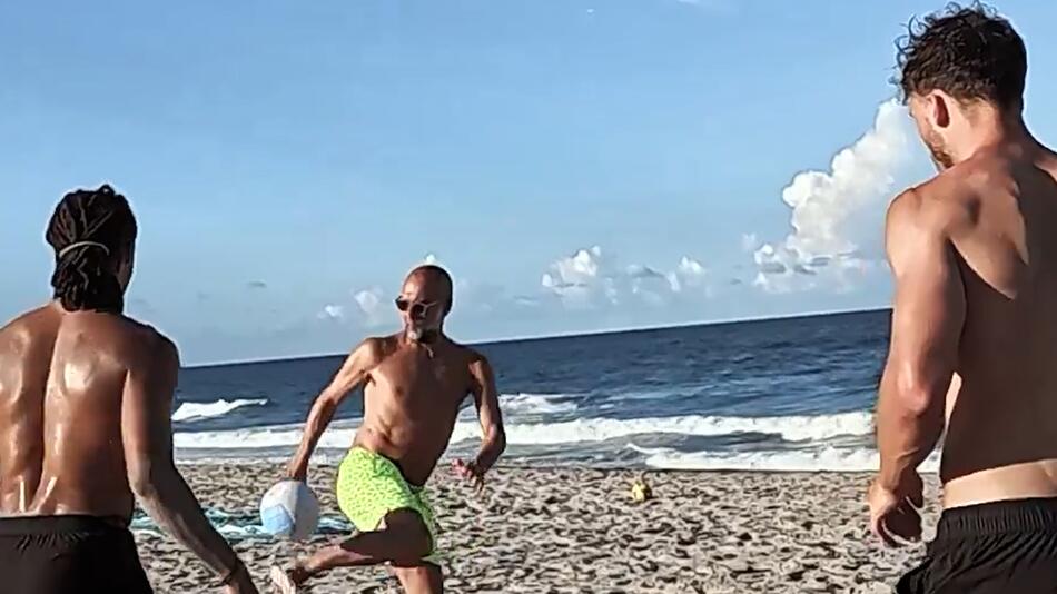 Two Touch am Strand: Pep Guardiola zeigt Ballgefühl