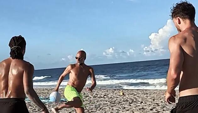 Two Touch am Strand: Pep Guardiola zeigt Ballgefühl