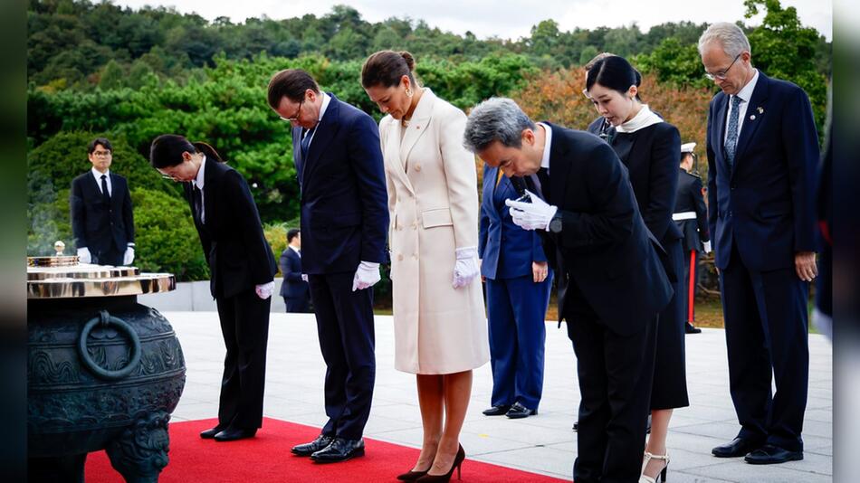 Prinzessin Victoria und Prinz Daniel erwiesen auf dem Nationalfriedhof in Seoul den Gefallenen ...