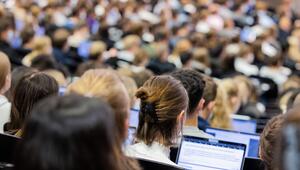 Studenten sitzen während einer Vorlesung in einem Hörsaal