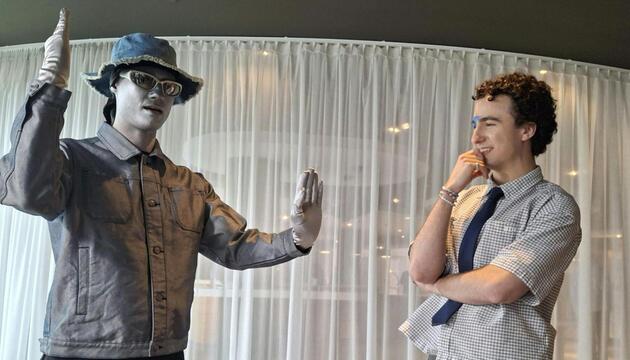 Wie viele Tanzscheine Cosmó (r.) in Amsterdam ausstellte, ist unklar