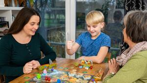 Familie spielt gemeinsam ein Brettspiel