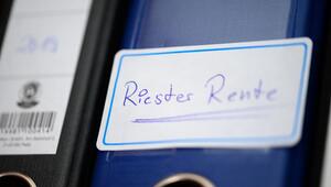 Ein Ordner mit einem Aufkleber "Riester-Rente"