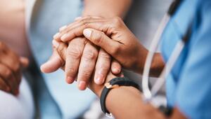 Arzt hält beruhigend die Hand eines Patienten