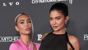 Kylie Jenner (r.) soll zum "Polarstern" einer kommenden Serie werden. Auch ihre Halbschwester ...