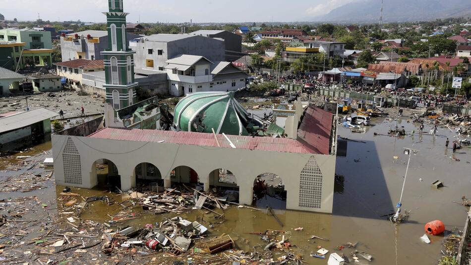 Nach dem Erdbeben und Tsunami in Indonesien