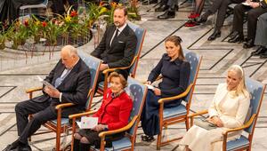 König Harald und Königin Sonja (vorne) und Haakon, Ingrid Alexandra und Mette-Marit (hinten) in ...