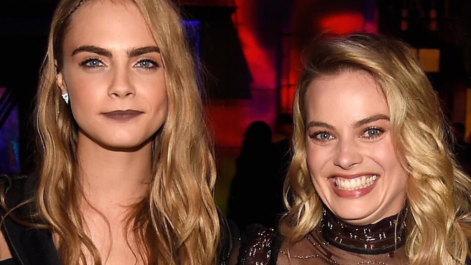 Cara Delevinge und Margot Robbie bei einer Veranstaltung in Burbank, Kalifornien