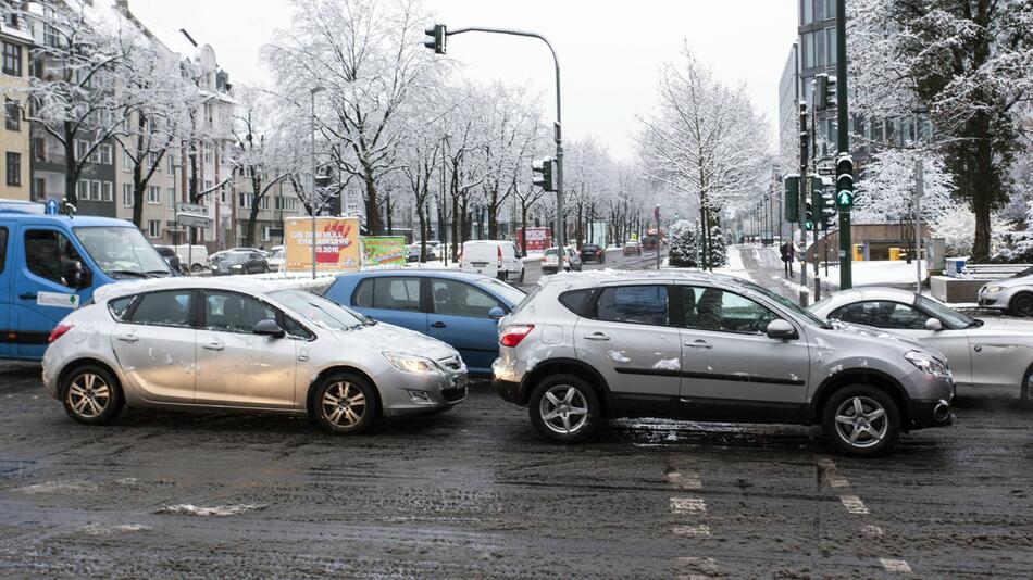 Verkehrsstau und Schneematsch