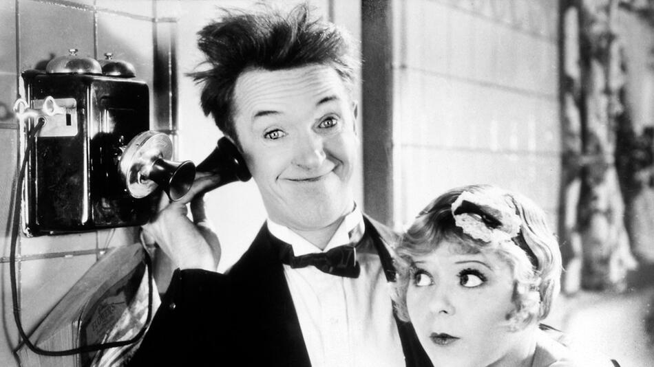 Kultkomiker Stan Laurel mit Filmpartnerin in der Stummfilm-Komödie "Von der Suppe zum Dessert" ...