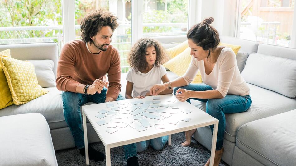 Familie spielt zusammen Memory