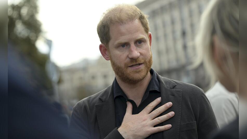 Beim Besuch in der Ukraine vergangene Woche spricht Prinz Harry auch über die Beziehung zu ...
