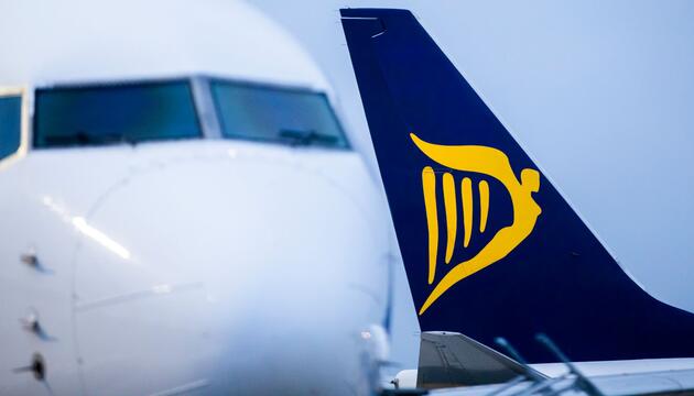 Flugzeuge der irischen Airline Ryanair stehen auf dem Vorfeld eines Flughafens.