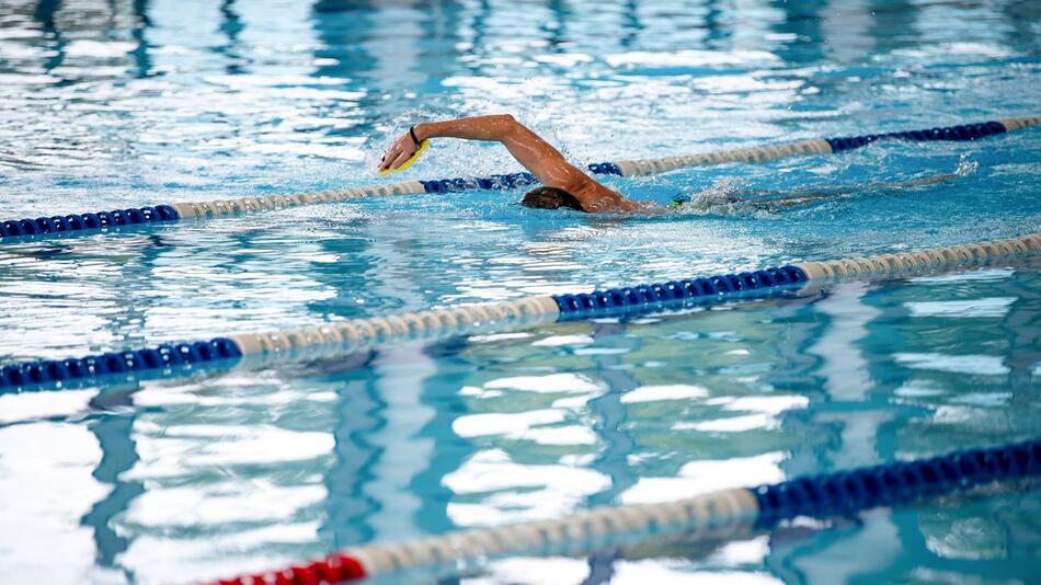 Schwimmer in einem Hallenbad