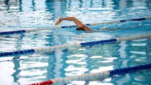 Schwimmer in einem Hallenbad