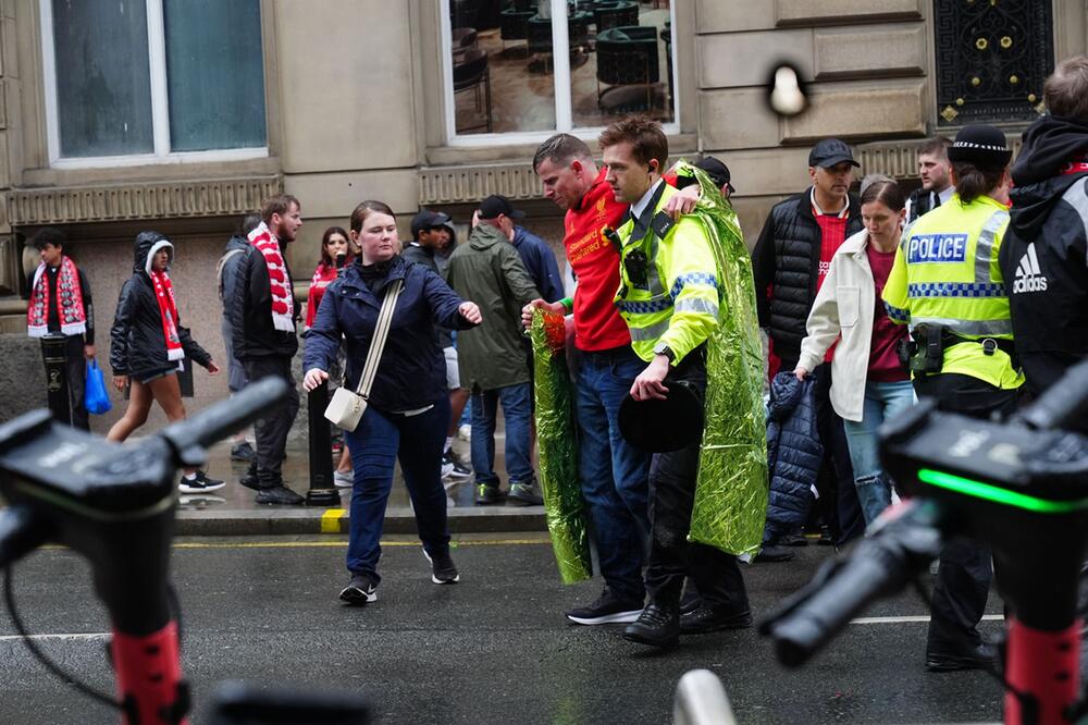 Siegerparade in Liverpool - Auto fährt in Menschenmenge