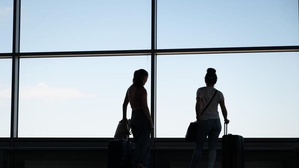 Passagiere stehen im Flughafen Dresden auf der Aussichtsplattform