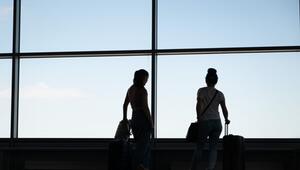 Passagiere stehen im Flughafen Dresden auf der Aussichtsplattform