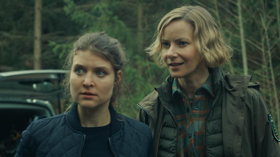 "Erzgebirgskrimi: Über die Grenze": Saskia Bergelt (Teresa Weißbach, r.) und Karina Szabo (Lara ...