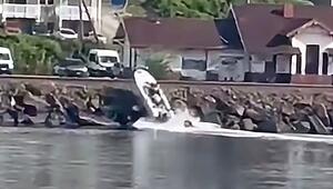 Fahrer bewusstlos: Boot verfehlt Fähre und kracht auf Felsenufer