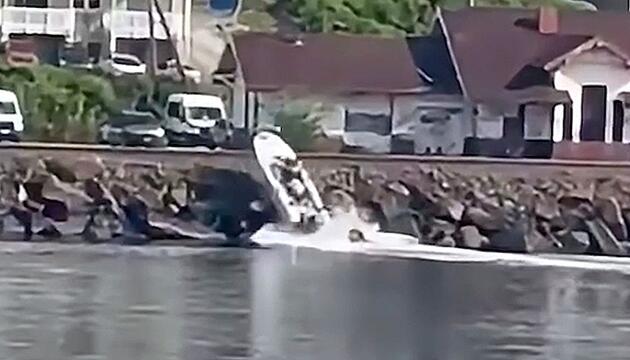 Fahrer bewusstlos: Boot verfehlt Fähre und kracht auf Felsenufer