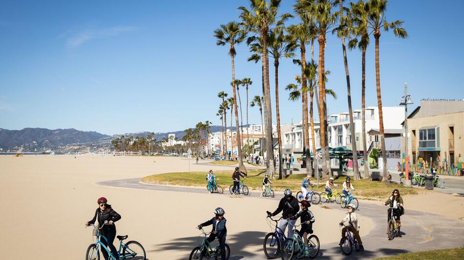 Radfahrer am Strand von Santa Monica