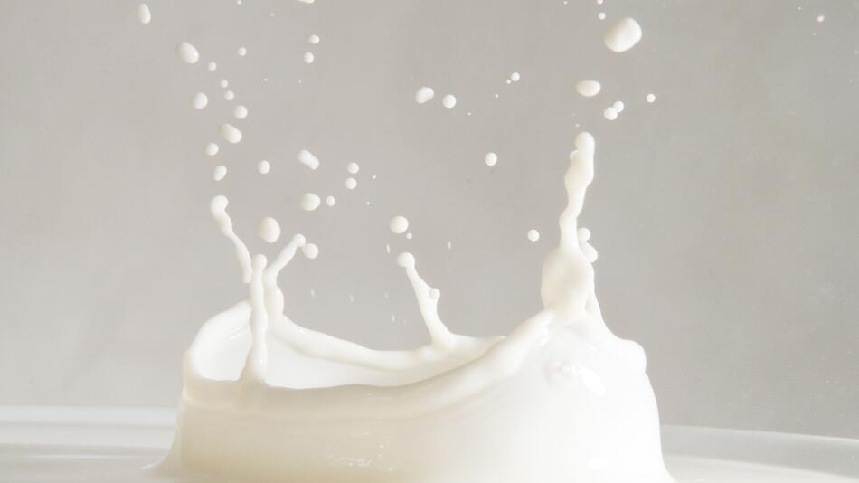 Milch spritzt in einem Glas