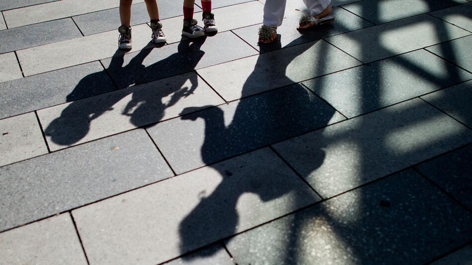 Schatten einer Frau und Kindern