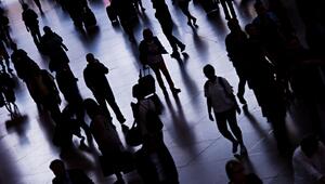 Silhouetten von Passanten im Hauptbahnhof in München