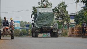 Kambodschanisches Militärfahrzeug an Traktor Evakuierter vorbei