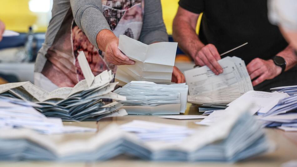 Wahlhelfer bei der Stimmenauszählung von Briefwahlstimmen