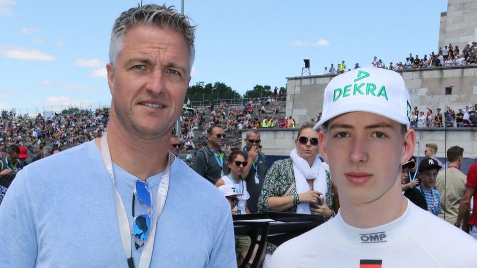 Ralf Schumacher darf sich über Instagram-Glückwünsche seines Sohnes David (re.) freuen.