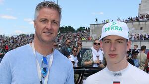Ralf Schumacher darf sich über Instagram-Glückwünsche seines Sohnes David (re.) freuen.