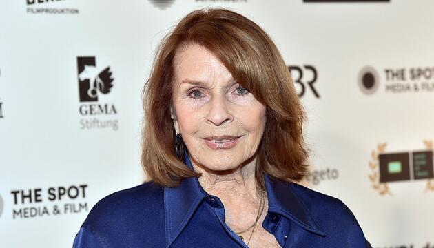 Senta Berger hat sich kürzlich einen Oberschenkelbruch zugezogen.