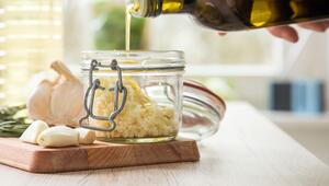Olivenöl wird in ein Einmachglas geschüttet